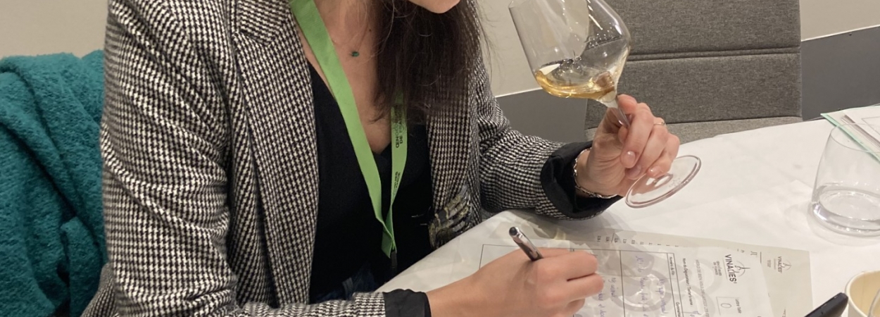 Les mains des femmes dans le vin